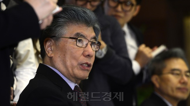 김중수 한국은행 총재가 25일 오전 서울 소공동 한국은행 본점에서 시중은행장들을 초청해 금융협의회를 개최하고 모두발언을 하고 있다. 이 날 김총재는 한국이 최근 잇따라 맺은 통화스와프를 계기로 한국 원화가 국제화 되고 있다고 평가하며, 통화스와프 추가체결 해 전향적으로 나가야 한다고 밝혔다. 박해묵 기자/mook@heraldcorp.com
김중수 한국은행 총재가 25일 오전 서울 소공동 한국은행 본점에서 시중은행장들을 초청해 금융협의회를 개최하고 모두발언을 하고 있다. 이 날 김총재는 한국이 최근 잇따라 맺은 통화스와프를 계기로 한국 원화가 국제화 되고 있다고 평가하며, 통화스와프 추가체결 해 전향적으로 나가야 한다고 밝혔다. 박해묵 기자/mook@heraldcorp.com