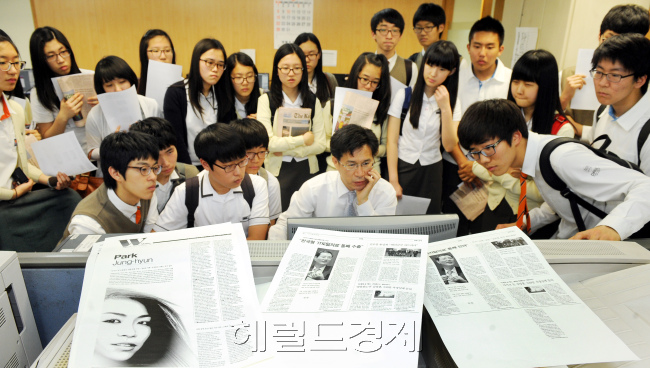 대일외고 영어신문반 본사 방문. 박현구 기자phko@heraldm.com 2011.05.18