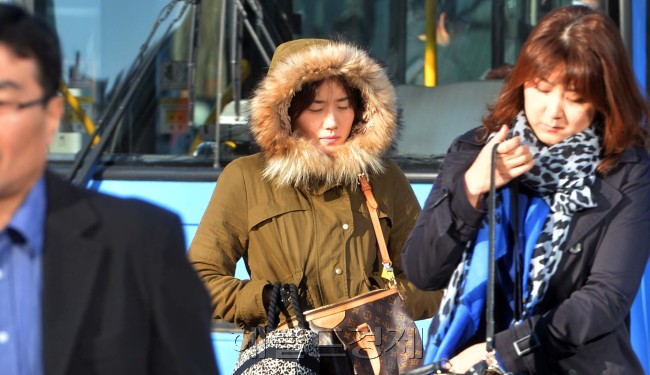 올 가을 들어 가장 추운날씨를 보인 25일 오전 서울 광화문네거리에 많은시민들이 종종걸음으로 출근길을 서두르고 있다.<br />이상섭 기자. babtong@heraldcorp.com 2013.10.25
올 가을 들어 가장 추운날씨를 보인 25일 오전 서울 광화문네거리에 많은시민들이 종종걸음으로 출근길을 서두르고 있다.
이상섭 기자. babtong@heraldcorp.com 2013.10.25