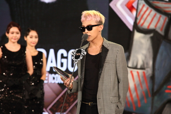 지드래곤(권지용/가수/음악PD/빅뱅/GD&TOP)
G-Dragon makes a speech after being named “Style Icon of the Year” at the 2013 Style Icon Awards on Thursday.   CJ E&M