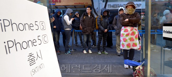 아이폰 5s와 아이폰5c 첫 판매와 개통이 시작된 25일 오전 서울 명동 프리비스에서 구매자들이 줄서서 기다리고 있다.<br />김명섭 기자 msiron@heraldcorp.com
아이폰 5s와 아이폰5c 첫 판매와 개통이 시작된 25일 오전 서울 명동 프리비스에서 구매자들이 줄서서 기다리고 있다.
김명섭 기자 msiron@heraldcorp.com