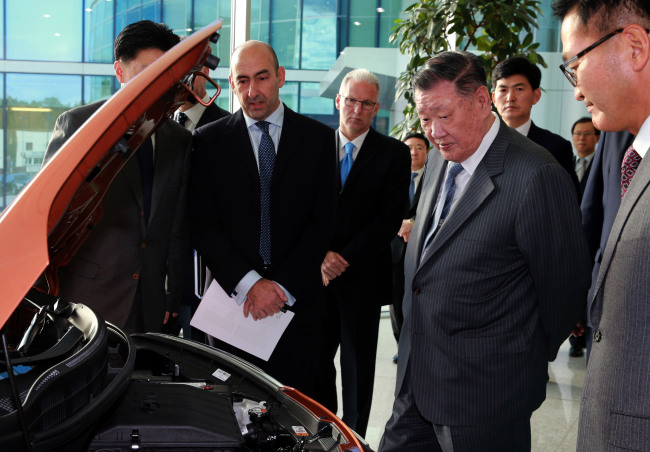 정몽구(기업인/현대기아자동차그룹대표이사회장)
Hyundai Motor Group chairman Chung Mong-koo visits the carmaker’s European headquarters in Offenbach, near Frankfurt, on Thursday.   Hyundai Motor Group