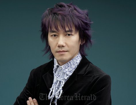 김장훈(가수)
Kim Jang-hoon, a pop singer well known for promoting Korea overseas, has launched a campaign to create a 10 billion won ($941,000) Dokdo fund online.