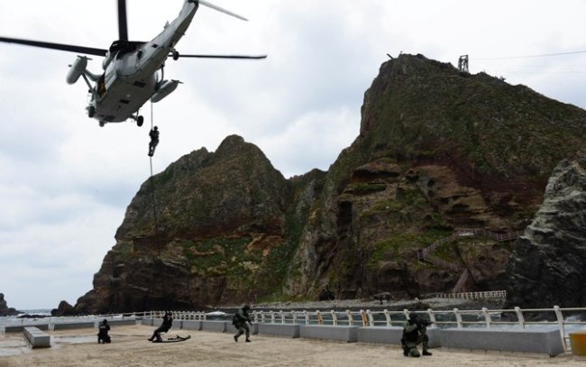 South Korean troops engage in an exercise to defend the nation‘s easternmost islets of Dokdo on Friday. (NAVY)