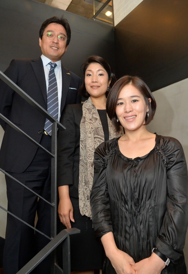 From left: Chang Jae-young, executive director of Royal Academy of Music, Korea Center’s International Relations Office; Shin Jae-eun, head of Korea Center; and Lee Hwa-young, general manager of the Korea Center pose for The Korea Herald at a Seoul caf on Monday.    Lee Sang-sub/The Korea Herald