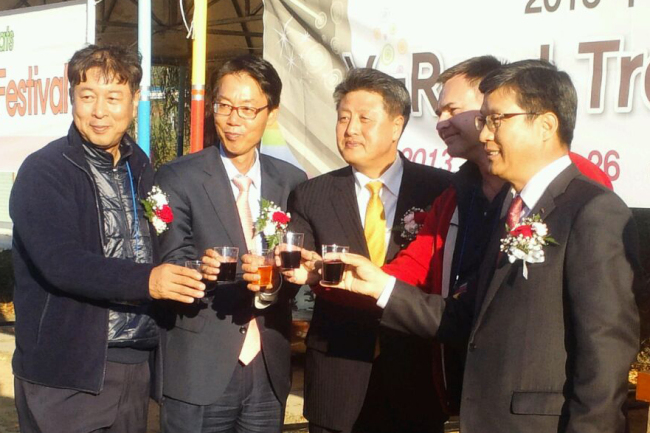 Robert Maxian (second from right), deputy chief of mission at the Slovak Embassy, Bonghwa County Mayor Park No-wook (center), Kwon Yong-kook (left), division manager at Herald Corporation, and two other government officials toast to the success of “V-Road Trekking Festival” in North Gyeongsan Province on Friday.   The Korea Herald