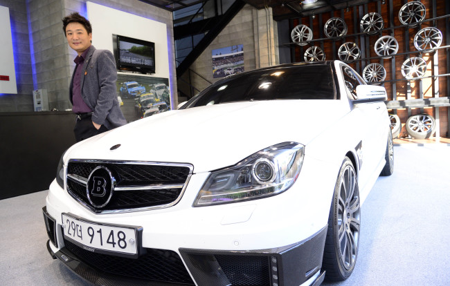 A-Seung Automotive Group CEO Cha Ji-won poses with a Mercedes-Benz A Class modified by Brabus at the company’s showroom in Yeoksam-dong, southern Seoul.   Park Hae-mook/The Korea Herald