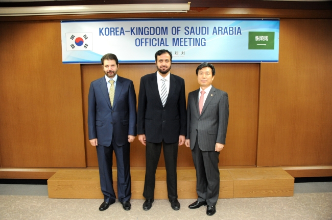 Saudi Ambassador to South Korea Ahmad Younos Al-Barrak (left), Saudi Minister of Commerce and Industry Tawfiq Al-Rabiah (center) and Minister of Government Legislation Je Jeong-boo pose for a photo during a meeting in Seoul on Wednesday.  Saudi Embassy