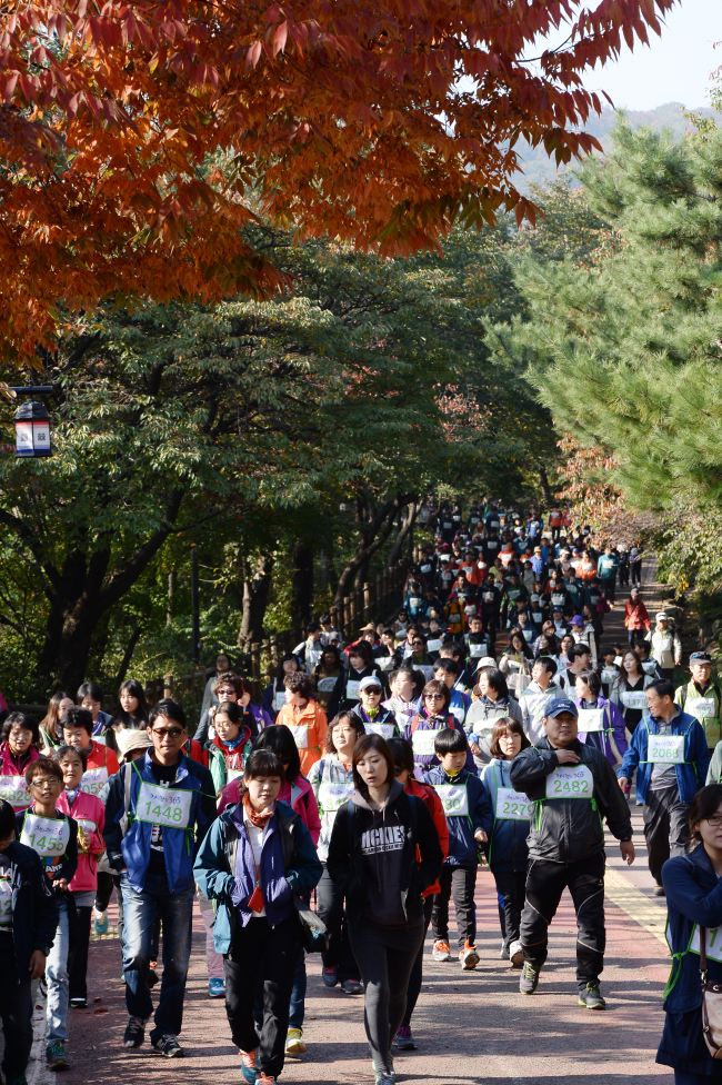 Citizen participate in a walking event at Mount Namsan in Seoul on Sunday co-hosted by National Agricultural Cooperative Federation and Happy Family 365 to promote the consumption of vegetables and fruits.   Park Hae-mook/The Korea Herald