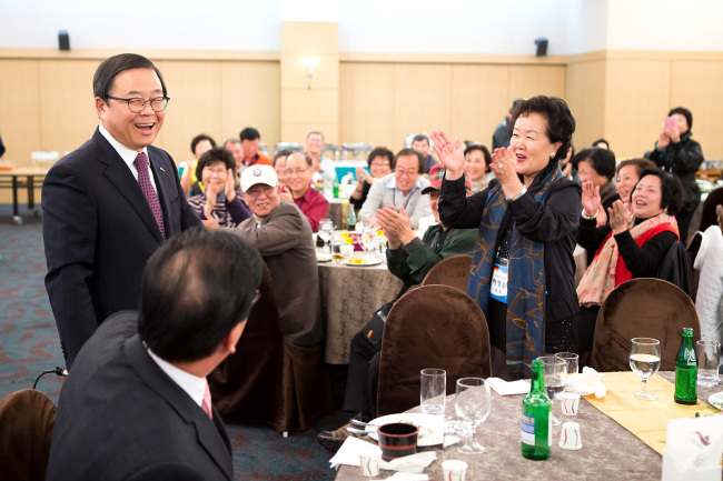 파독 광부 및 간호사 고국방문단이 지난 26일 첨단산업도시 경북 구미를 찾아 즐거운 하루를 보냈다.