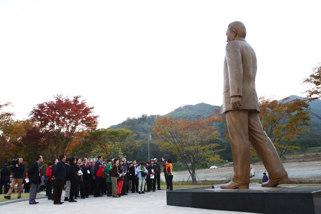 파독 광부 및 간호사 고국방문단이 지난 26일 첨단산업도시 경북 구미를 찾아 즐거운 하루를 보냈다.