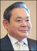 이건희(기업인/국제기관단체인/삼성전자회장)
우리나라에서 가장 비싼 집에 살고 있는 주인공은 이건희<사진> 삼성전자 회장인 것으로 나타났다. 이 회장이 보유한 주택의 공시가격은 281억원으로, 30대 재벌그룹 총수의 보유 주택 중 가장 가격이 높았다. 지난해(263억원)보다 6.9% 상승했다.