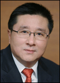 한상범(기업인/LG디스플레이최고경영자CEO)
LG디스플레이가 하반기에도 적극적으로 투자를 확대해 나가고 있다. 디스플레이 시장은 여느때보다 침체지만, 위기때 앞을 내다보는 공격적인 투자가 경쟁력 강화로 이어진다는 경영전략 하에 OLED(유기발광다이오드)와 LTPS(저온폴리실리콘) 등 신공정과 신기술에 적극적인 투자를 집행해 나가는 분위기다.