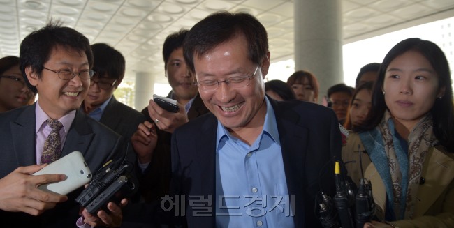 김진태 검찰 총장 내정자가 28일 오전 서울고등검찰청으로 출근하고 있다.<br />김명섭 기자 msiron@heraldcorp.com