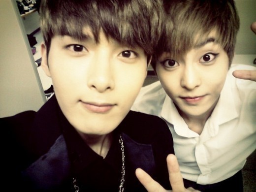 려욱(좌부터/김려욱/가수/슈퍼주니어/슈퍼주니어-M),시우민(가수/EXO/EXO-M)
엑소 멤버 시우민과 슈퍼주니어 려욱이 형제같은 다정한 사진을 촬영했다.
　