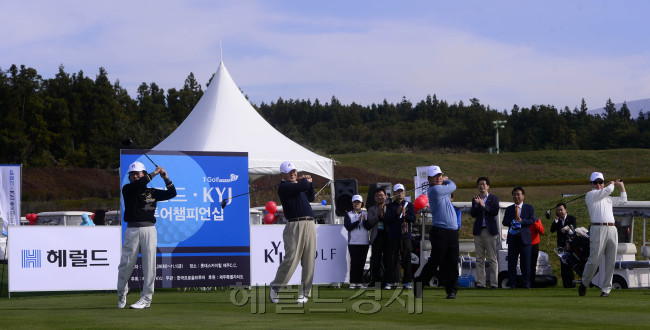 올시즌 마지막 KPGA 대회인 '헤럴드 KYJ 투어챔피언십'이 29일부터 나흘간 제주 서귀포시 롯데스카이힐 골프장 힐ㆍ오션 코스(파72ㆍ7228야드)에서 펼쳐지는 가운데 개막을 알리는 시타식이 열리고 있다. (사진 왼쪽부터 이영만 헤럴드 대표, 손명원 헤럴드 고문, 황성하 KPGA 회장,김홍득 카타나 골프회장). [제주=박해묵 기자/mook@heraldcorp.com]
올시즌 마지막 KPGA 대회인 '헤럴드 KYJ 투어챔피언십'이 29일부터 나흘간 제주 서귀포시 롯데스카이힐 골프장 힐ㆍ오션 코스(파72ㆍ7228야드)에서 펼쳐지는 가운데 개막을 알리는 시타식이 열리고 있다. (사진 왼쪽부터 이영만 헤럴드 대표, 손명원 헤럴드 고문, 황성하 KPGA 회장,김홍득 카타나 골프회장). [제주=박해묵 기자/mook@heraldcorp.com]
