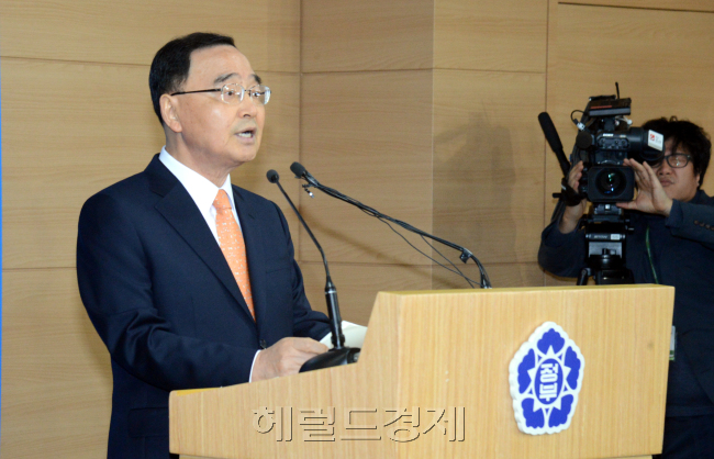 28일 정부제1청사에서 열린 정홍원국무총리 대국민담화발표.<br />정희조 기자/checho@heraldcorp.com 131028
정홍원 국무총리가 28일 서울 세종로 정부서울청사에서 경제 활성화와 민생경제 관련 법안들의 국회 처리와 국가정보원 댓글 의혹의 철저한 진상 규명을 주요 내용으로 하는 ‘경제와 현안에 대한 국민 여러분께 드리는 말씀’을 발표하고 있다. 정희조 기자/checho@