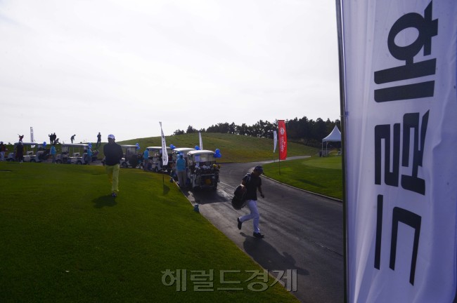 올시즌 마지막 KPGA 대회인 '헤럴드 KYJ 투어챔피언십'이 29일부터 나흘간 제주 서귀포시 롯데스카이힐 골프장 힐ㆍ오션 코스(파72ㆍ7228야드)에서 펼쳐지는 가운데 프로암 대회가 열리는 28일 오전 참가자들이 몸을 풀고 있다. [제주=박해묵 기자/mook@heraldcorp.com]
한국 남자프로골프(KPGA) 코리안투어 최강자를 가리는 헤럴드 KYJ 투어 챔피언십이 29일 제주 서귀포시 롯데스카이힐 제주CC 힐ㆍ오션 코스에서 개막돼 나흘간의 열전에 들어간다.
올시즌 마지막 KPGA 대회인 '헤럴드 KYJ 투어챔피언십'이 29일부터 나흘간 제주 서귀포시 롯데스카이힐 골프장 힐ㆍ오션 코스(파72ㆍ7228야드)에서 펼쳐지는 가운데 프로암 대회가 열리는 28일 오전 참가자들이 몸을 풀고 있다. [제주=박해묵 기자/mook@heraldcorp.com]