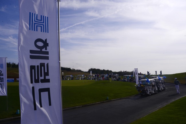 Players warm up for practice the day before the opening of the Herald-KYJ Tour Championship at Lotte Skyhill Jeju Country Club in Seogwipo, Jejudo Island, Monday.   Park Hae-mook/The Korea Herald