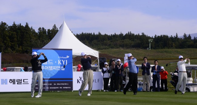 Herald Corp. CEO Lee Young-man (from left), Herald Corp. adviser Sohn Myong-won and Korea Professional Golfers’ Association chairman Hwang Sung-ha hit their ceremonial shots to mark the opening of the Herald-KYJ Tour Championship at Lotte Skyhill Jeju Country Club in Seogwipo, Jejudo Island, Monday. (Related story, photo on Page 19)   Park Hae-mook/The Korea Herald
