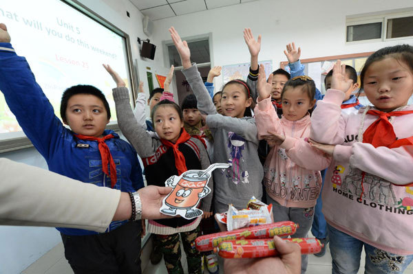 School children practice English in Beijing on Wednesday.   China Daily
