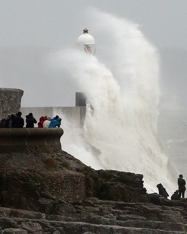 Waves crash against the sea barriers in Porthcawl, south Wales, Britain, Sunday, ahead of the arrival of a predicted storm.   AFP-Yonhap News