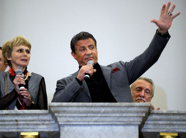 실베스터스탤론(SylvesterStallone/영화배우/영화감독)
U.S. actor and film director Sylvester Stallone gives a press conference during the opening of the art exhibition “Sylvester Stallone Painting From 1975 Until Today” at the Russian Museum in Saint Petersburg on Sunday.   AFP-Yonhap News