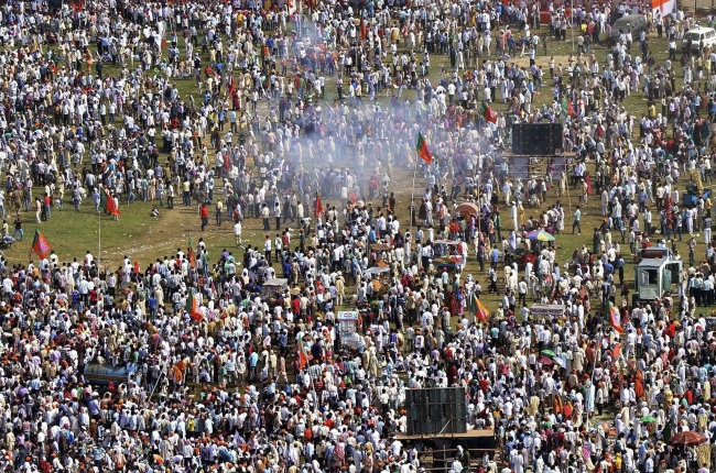 Plumes of smoke swirl above the crowd after one of a series of small bombs exploded near the venue of a rally by India’s main opposition Bharatiya Janata Party in Patna, India, Sunday.   AP-Yonhap News