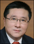한상범(기업인/LG디스플레이최고경영자CEO)
LG디스플레이가 하반기에도 적극적으로 투자를 확대해 나가고 있다. 디스플레이 시장은 여느때보다 침체지만, 위기때 앞을 내다보는 공격적인 투자가 경쟁력 강화로 이어진다는 경영전략 하에 OLED(유기발광다이오드)와 LTPS(저온폴리실리콘) 등 신공정과 신기술에 적극적인 투자를 집행해 나가는 분위기다.