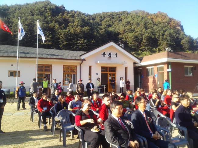 헤럴드가 주최하고 경상북도와 봉화군이 후원한 ‘2013 주한외교사절 브이로드 트레킹 페스티벌(V-Road Trekking Festival)’이 지난 25~26일 이틀간의 일정으로 경북 봉화군 분천역 일대와 천년고찰 축서사 일원에서 성황리에 마무리됐다
