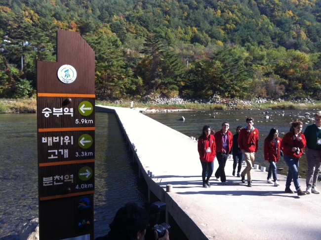 헤럴드가 주최하고 경상북도와 봉화군이 후원한 ‘2013 주한외교사절 브이로드 트레킹 페스티벌(V-Road Trekking Festival)’이 지난 25~26일 이틀간의 일정으로 경북 봉화군 분천역 일대와 천년고찰 축서사 일원에서 성황리에 마무리됐다