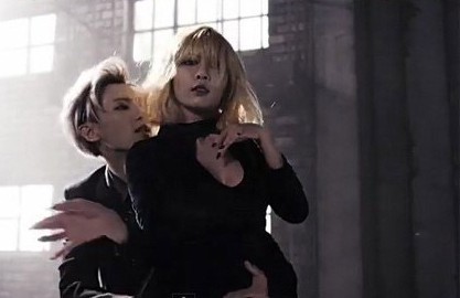 장현승(가수/비스트/트러블메이커),김현아(가수/포미닛/트러블메이커)
현아 장현승 듀오 트러블메이커의 신곡 ‘내일은 없어’ 뮤비가 공개되자마자 폭발적인 반응을 얻고 있다.