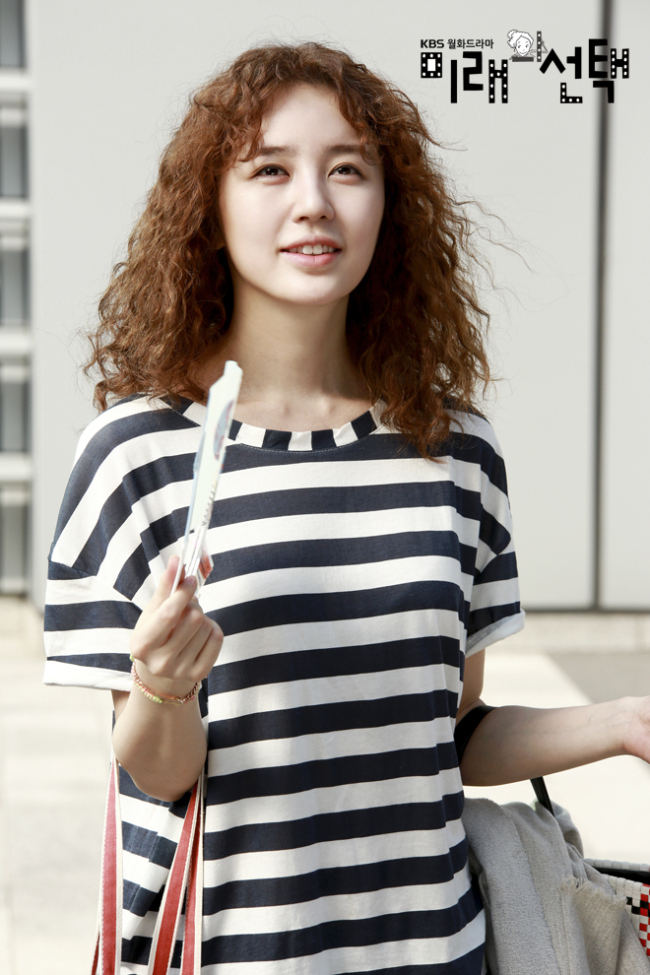 윤은혜(탤런트/영화배우)
요즘 이 여배우들의 연기에 말들이 많다. 황정음, 윤은혜, 정려원이다. “이렇게 연기 잘하는 배우였냐”는 시청자들의 뒤늦은 호평이다. 가수 출신 ‘꼬리표’는 진작에 뗐지만, 배우로서의 재평가는 지금에야 나오는 상황이다.