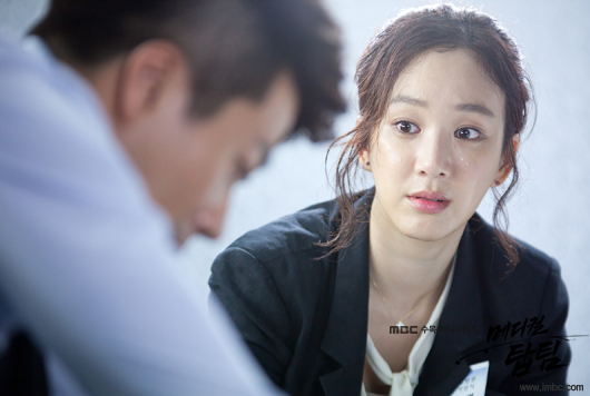 정려원(탤런트/영화배우)
요즘 이 여배우들의 연기에 말들이 많다. 황정음, 윤은혜, 정려원이다. “이렇게 연기 잘하는 배우였냐”는 시청자들의 뒤늦은 호평이다. 가수 출신 ‘꼬리표’는 진작에 뗐지만, 배우로서의 재평가는 지금에야 나오는 상황이다.