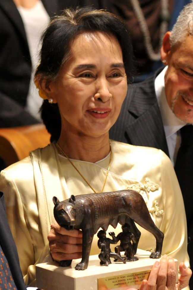 아웅산수치(AungSanSuuKyi/정치인/민족민주동맹사무총장)
Nobel Peace Laureate and Myanmar opposition leader Aung San Suu Kyi poses as she receives honorary citizenship and the “Rome’s award for Peace and Humanitarian Action” during a ceremony on Sunday at the Cam­pidoglio in Rome.   AFP-Yonhap News
