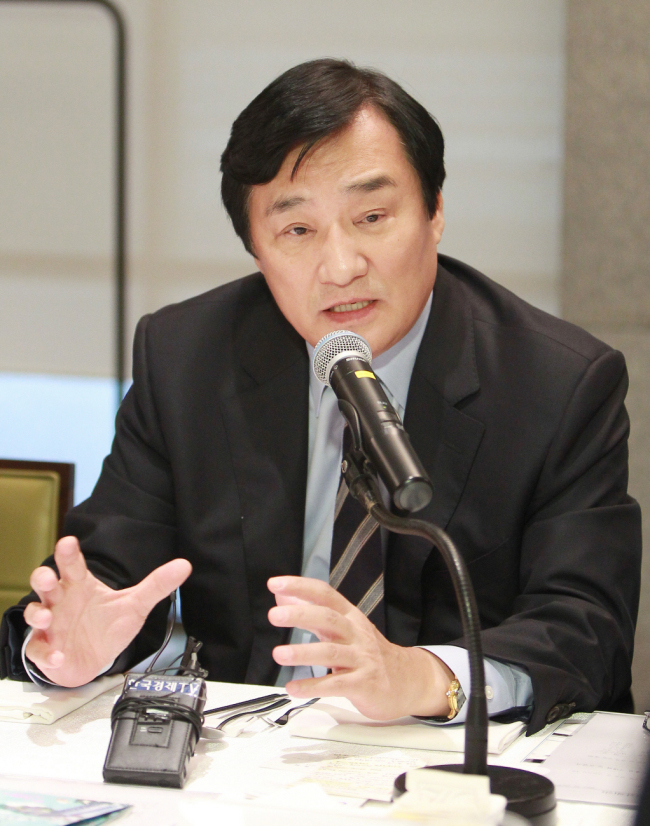 변보경(경제기관단체인/코엑스대표이사사장)
2015년 5월 서울 삼성동 한복판에서 일명 ‘한국판 애든버러페스티벌’이 열린다. 영국을 대표하는 세계 최대 축제인 애든버러페스티벌 처럼 한국을 떠올리면 가장 먼저 생각나는 축제를 강남에서 개최한다는 계획이다. 주최는 코엑스(COEX)다. 삼성동 무역센터 일대를 한국의 마이스(MICE) 산업 중심지로 만들겠다는 포부를 밝혀 온 코엑스가 추진하는 첫 사업이다.