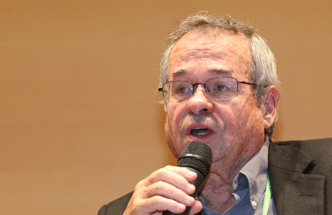 아리워셜(AriehWarshel/교수/서던캘리포니아대학교교수)
Arieh Warshel addresses a news conference on Monday.   Yonhap News