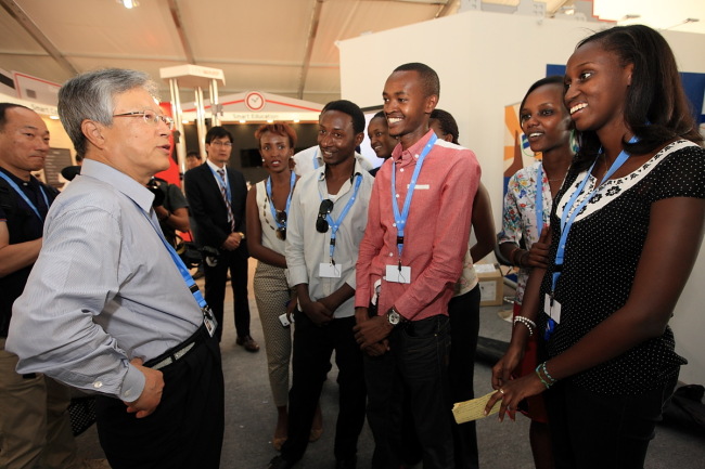 이석채(기업인/전행정공무원/KT대표이사회장)
KT chairman Lee Suk-chae meets volunteer workers during his visit to the venue for the Transform Africa Summit that opened in Kigali, Rwanda, on Monday for a four-day run.   KT