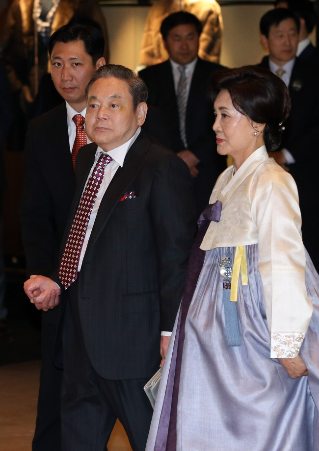 이건희(기업인/국제기관단체인/삼성전자회장)
Samsung Electronics chairman Lee Kun-hee (left) makes an entrance with his wife Hong Ra-hee at Shilla Hotel in Seoul on Tuesday to attend a party commemorating Samsung Group’s 20th anniversary of the “New Management Initiative.”   Yonhap News