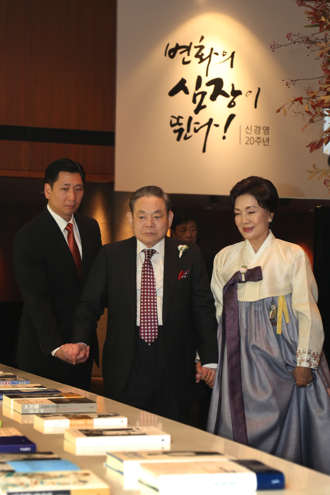 이건희(좌부터/기업인/국제기관단체인/삼성전자회장),홍라희(미술인/리움관장)
이건희 삼성전자 회장이 위기론을 다시 꺼내 들었다. 삼성 신경영 20주년을 맞이한 만찬에서 나왔다는 점에서 더욱 시선을 끈다.