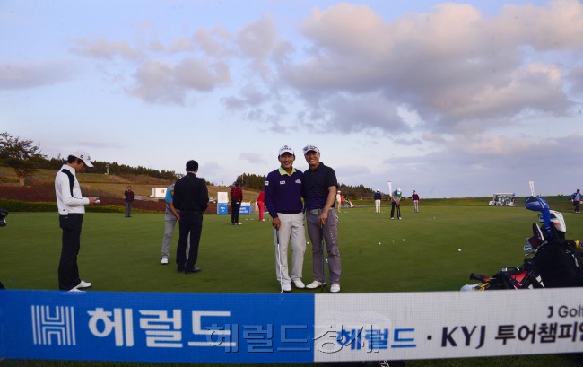 올시즌 마지막 KPGA 대회인 '헤럴드 KYJ 투어챔피언십'을 하루 앞둔  28일 오후  제주 서귀포시 롯데스카이힐 골프장 힐ㆍ오션 코스(파72ㆍ7228야드)에서 김형태(왼쪽), 강성훈이 퍼팅그린에서 연습을 하던 중 포즈를 취하고 있다. [제주=박해묵 기자/mook@heraldcorp.com]
올시즌 마지막 KPGA 대회인 '헤럴드 KYJ 투어챔피언십'을 하루 앞둔  28일 오후  제주 서귀포시 롯데스카이힐 골프장 힐ㆍ오션 코스(파72ㆍ7228야드)에서 김형태(왼쪽), 강성훈이 퍼팅그린에서 연습을 하던 중 포즈를 취하고 있다. [제주=박해묵 기자/mook@heraldcorp.com]
올시즌 마지막 KPGA 대회인 '헤럴드 KYJ 투어챔피언십'을 하루 앞둔  28일 오후  제주 서귀포시 롯데스카이힐 골프장 힐ㆍ오션 코스(파72ㆍ7228야드)에서 김형태(왼쪽), 강성훈이 퍼팅그린에서 연습을 하던 중 포즈를 취하고 있다. [제주=박해묵 기자/mook@heraldcorp.com]