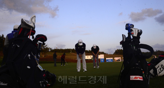 올시즌 마지막 KPGA 대회인 '헤럴드 KYJ 투어챔피언십'을 하루 앞둔  28일 오후  제주 서귀포시 롯데스카이힐 골프장 힐ㆍ오션 코스(파72ㆍ7228야드)에서 박상현(오른쪽)이 퍼팅그린에서 연습을 하고 있다. [제주=박해묵 기자/mook@heraldcorp.com]
올시즌 마지막 KPGA 대회인 '헤럴드 KYJ 투어챔피언십'을 하루 앞둔  28일 오후  제주 서귀포시 롯데스카이힐 골프장 힐ㆍ오션 코스(파72ㆍ7228야드)에서 박상현(오른쪽)이 퍼팅그린에서 연습을 하고 있다. [제주=박해묵 기자/mook@heraldcorp.com]
올시즌 마지막 KPGA 대회인 '헤럴드 KYJ 투어챔피언십'을 하루 앞둔  28일 오후  제주 서귀포시 롯데스카이힐 골프장 힐ㆍ오션 코스(파72ㆍ7228야드)에서 박상현(오른쪽)이 퍼팅그린에서 연습을 하고 있다. [제주=박해묵 기자/mook@heraldcorp.com]