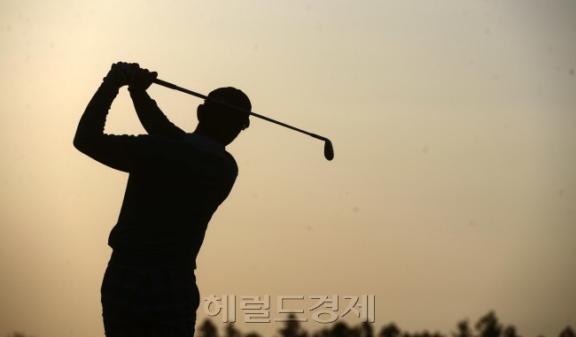 올시즌 마지막 KPGA 대회인 '헤럴드 KYJ 투어챔피언십'이 29일 오전 제주 서귀포시 롯데스카이힐 골프장 힐ㆍ오션 코스(파72ㆍ7228야드)에서 열린 가운데 1라운드 경기 시작 전 참가선수들이 드라이빙 레인지에서 몸을 풀고있다. [제주=박해묵 기자/mook@heraldcorp.com]
올시즌 마지막 KPGA 대회인 '헤럴드 KYJ 투어챔피언십'이 29일 오전 제주 서귀포시 롯데스카이힐 골프장 힐ㆍ오션 코스(파72ㆍ7228야드)에서 열린 가운데 1라운드 경기 시작 전 참가선수들이 드라이빙 레인지에서 몸을 풀고있다. [제주=박해묵 기자/mook@heraldcorp.com]