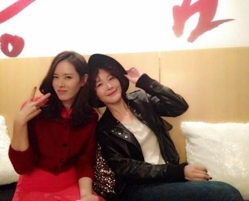 손예진(좌부터/손언진/영화배우/탤런트),엄지원(영화배우/탤런트)
엄지원은 지난 28일 자신의 트위터에 “‘공범’, 첫 주 스코어 좋아서 기쁘네요. ‘공범’도 ‘소원’도 많은 관객들과 만나기를 소망하며 파이팅”이라는 글과 함께 사진 한 장을 게재했다.