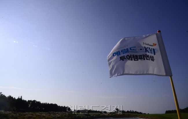 올시즌 마지막 KPGA 대회인 '헤럴드 KYJ 투어챔피언십'이 29일 오전 제주 서귀포시 롯데스카이힐 골프장 힐ㆍ오션 코스(파72ㆍ7228야드)에서 열리고 있다. [제주=박해묵 기자/mook@heraldcorp.com]
올시즌 마지막 KPGA 대회인 '헤럴드 KYJ 투어챔피언십'이 29일 오전 제주 서귀포시 롯데스카이힐 골프장 힐ㆍ오션 코스(파72ㆍ7228야드)에서 열리고 있다. [제주=박해묵 기자/mook@heraldcorp.com]
올시즌 마지막 KPGA 대회인 '헤럴드 KYJ 투어챔피언십'이 29일 오전 제주 서귀포시 롯데스카이힐 골프장 힐ㆍ오션 코스(파72ㆍ7228야드)에서 열리고 있다. [제주=박해묵 기자/mook@heraldcorp.com]