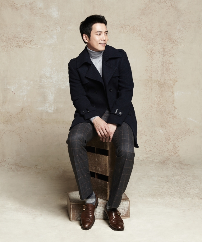 주상욱(탤런트/영화배우)
배우 주상욱(35)의 실제 이미지는 말 잘하고, 조금 웃기고, 잘 생긴 남자다. 드라마에서 만들어진 과묵한 실장님과는 거리가 멀다. 수려한 외모가 연기하는데 걸림돌이 됐냐고 물어봤다. 그의 대답이 재미있다.