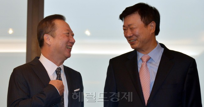 박용만 대한상공회의소 회장이 29일 오전 서울 소공동 롯데호텔에서 열린 서울상공회의소 회장단 회의에서 강호문 삼성전자(주) 부회장과 한국시리즈 야구 얘기를 하며 환하게 웃고 있다.<br />김명섭 기자 msiron@heraldcorp.com
박용만 대한상공회의소 회장이 29일 오전 서울 소공동 롯데호텔에서 열린 서울상공회의소 회장단 회의에서 강호문 삼성전자(주) 부회장과 한국시리즈 야구 얘기를 하며 환하게 웃고 있다.
김명섭 기자 msiron@heraldcorp.com