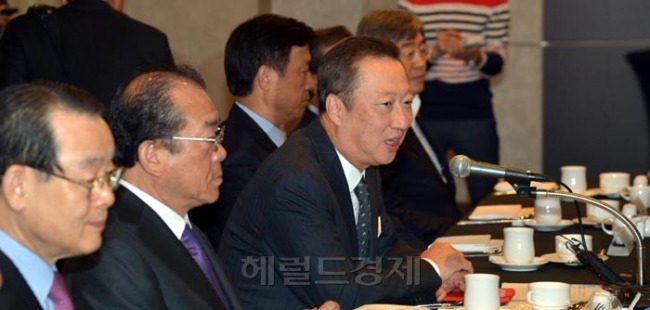 박용만(기업인/두산그룹회장)
박용만 대한상공회의소 회장이 29일 오전 서울 소공동 롯데호텔에서 서울상공회의소 회장단 회의를 갖고 모두발언을 하고 있다. 박회장은 국회가 추진하는 각종 기업 규제 입법안에 대해 우려의 뜻을 밝혔다.