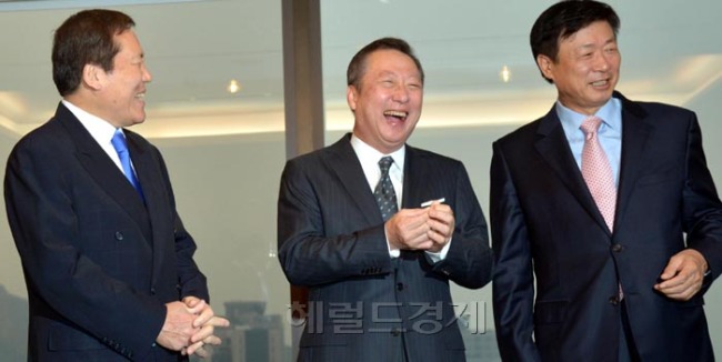 박용만(기업인/두산그룹회장)
박용만 대한상공회의소 회장이 29일 오전 서울 소공동 롯데호텔에서 열린 서울상공회의소 회장단 회의에서 강호문 삼성전자(주) 부회장과 한국시리즈 야구 얘기를 하며 환하게 웃고 있다.