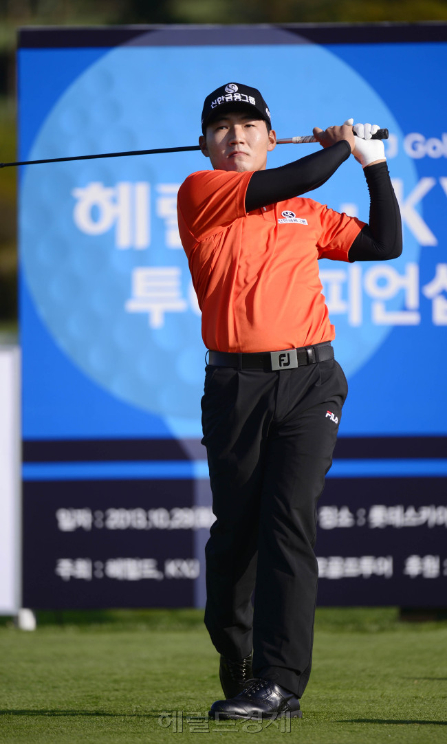 올시즌 마지막 KPGA 대회인 '헤럴드 KYJ 투어챔피언십'이 29일 오전 제주 서귀포시 롯데스카이힐 골프장 힐ㆍ오션 코스(파72ㆍ7228야드)에서 열린 가운데 1라운드 경기에서 강성훈 선수가 티샷을 날리고 있다. [제주=박해묵 기자/mook@heraldcorp.com]
올시즌 마지막 KPGA 대회인 '헤럴드 KYJ 투어챔피언십'이 29일 오전 제주 서귀포시 롯데스카이힐 골프장 힐ㆍ오션 코스(파72ㆍ7228야드)에서 열린 가운데 1라운드 경기에서 강성훈 선수가 티샷을 날리고 있다. [제주=박해묵 기자/mook@heraldcorp.com]